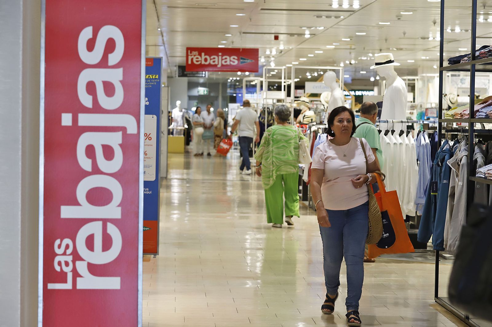 Imágenes del inicio de las Rebajas de verano en Huelva