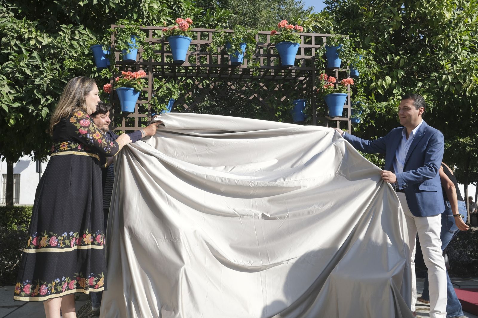 La inauguración de la nueva escultura en homenaje a los Patios de Córdoba, en imágenes