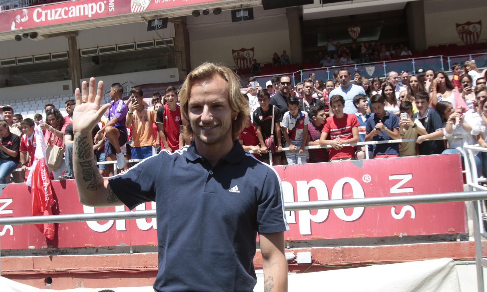Rakitic saluda a la afición en su despedida del club, en junio de 2014.