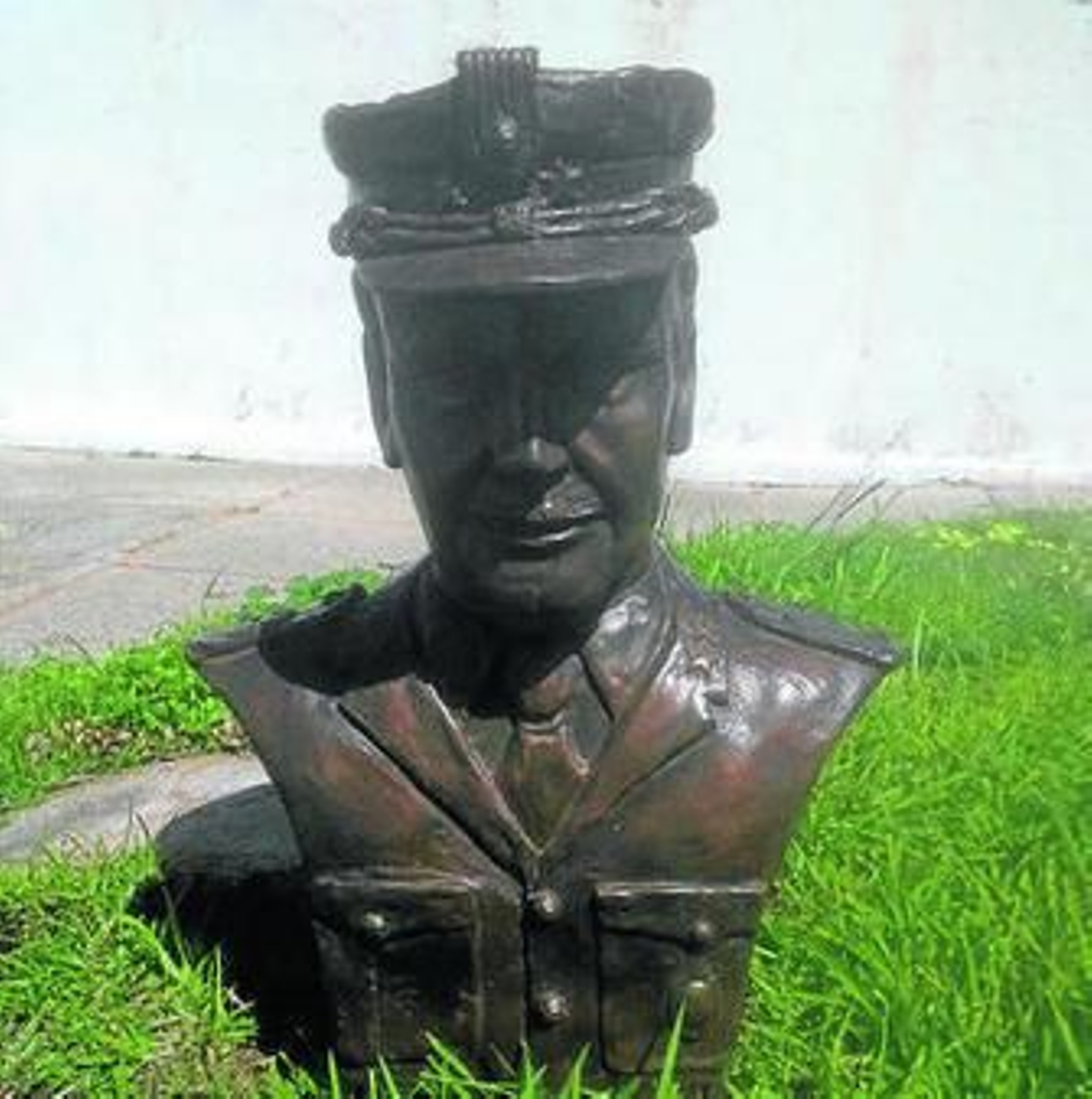 El busto de Agripino Lozano.