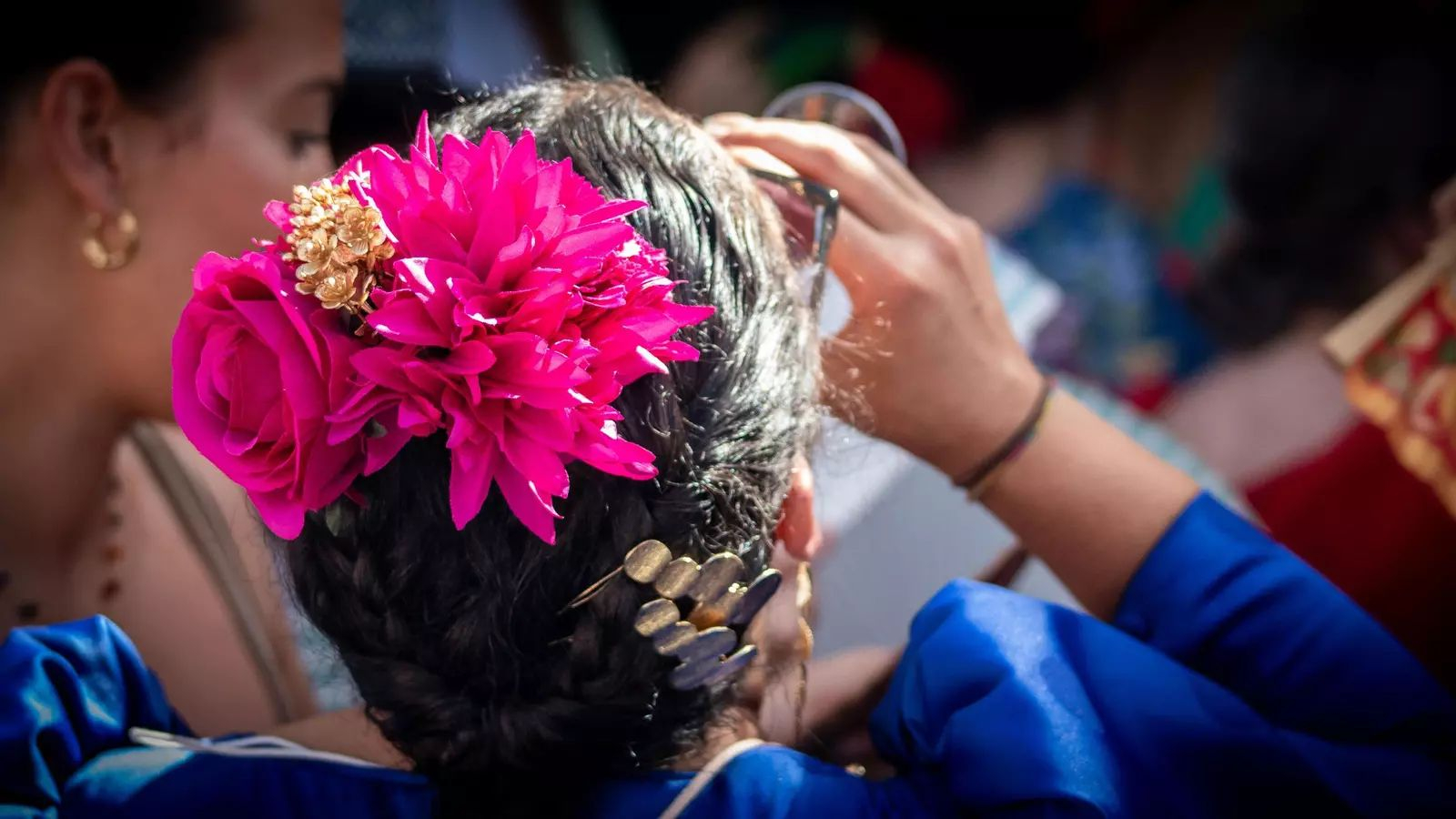 Una flamenca se hidrata en la Feria de la Manzanilla 2025 de Sanlúcar.