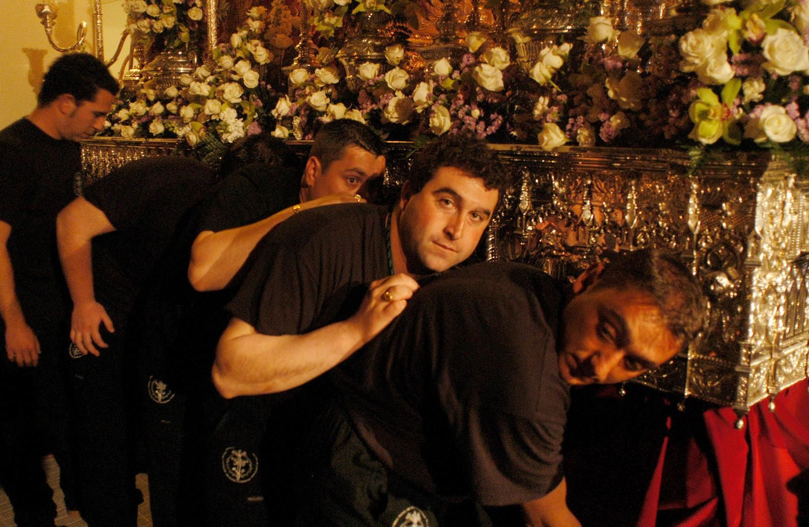 2005. Los costaleros de la Amargura en la recogía del Miércoles Santo