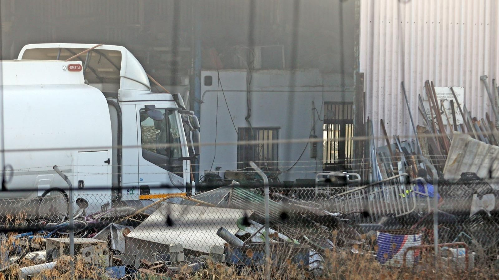 Espectacular incendio en una chatarrería de Jerez