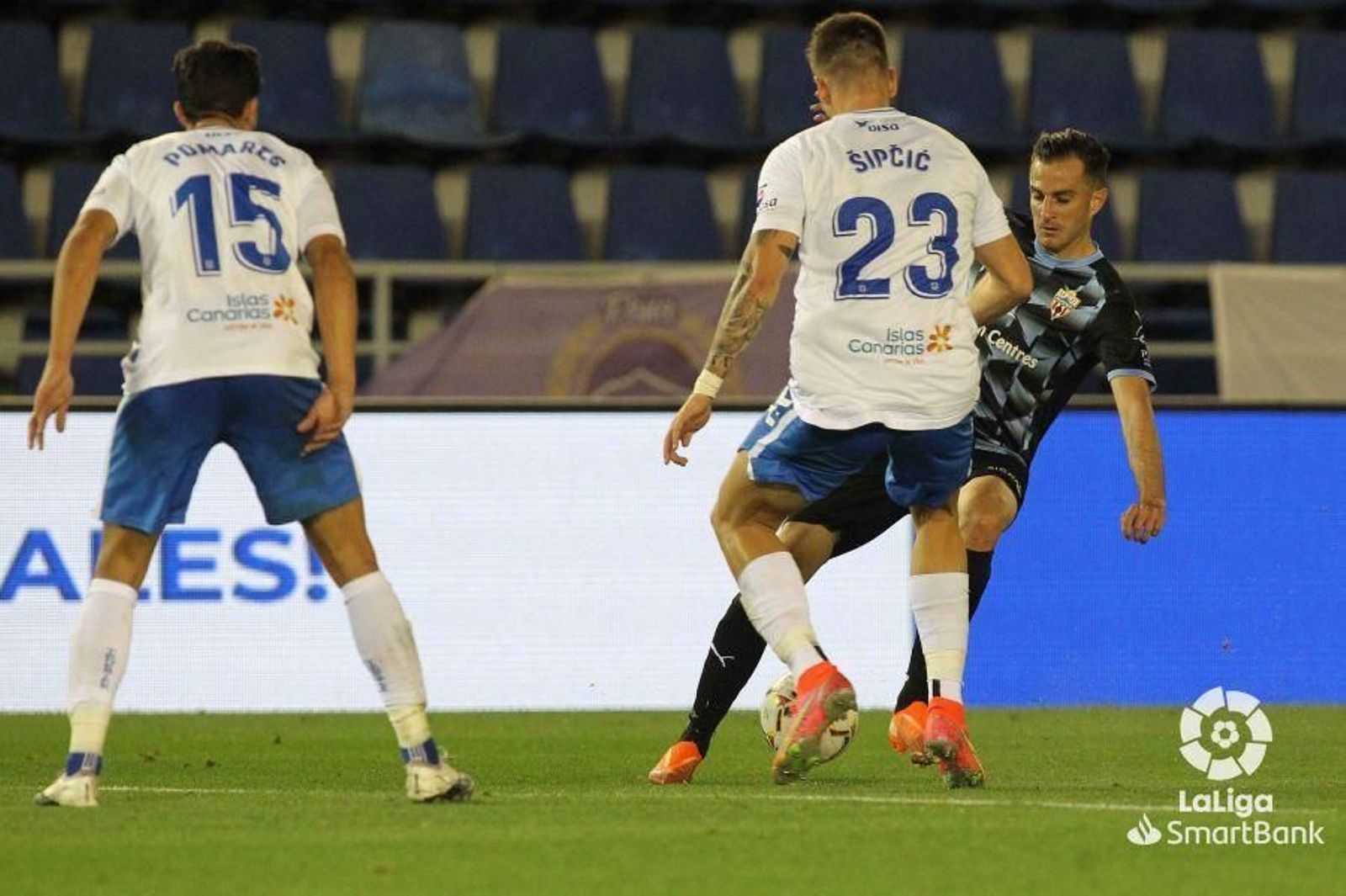 Villar, ante Sipcic y Pomares.