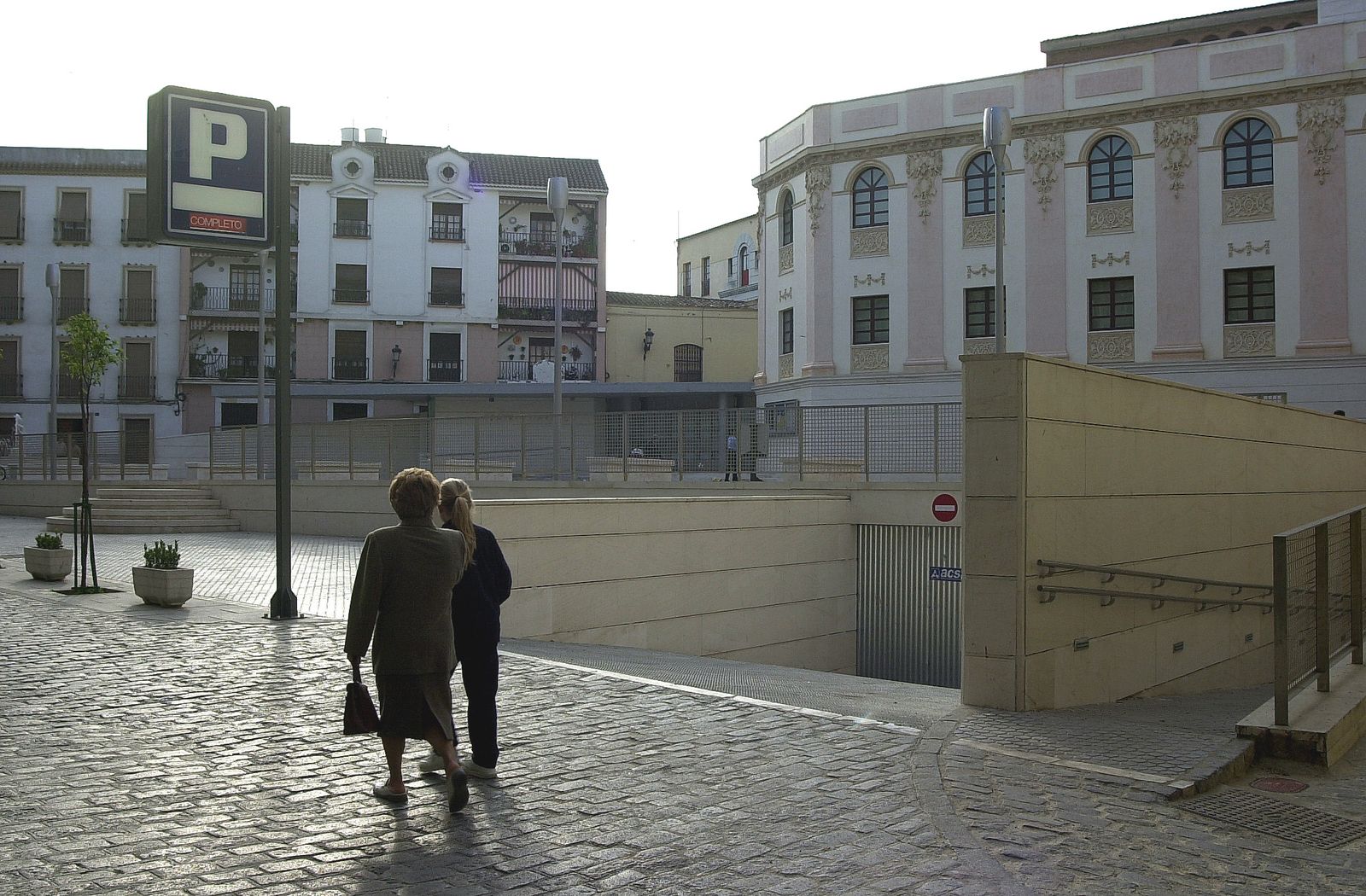 Viandantes pasan ante la entrada al aparcamiento subterráneo de la plaza de la Rosa.