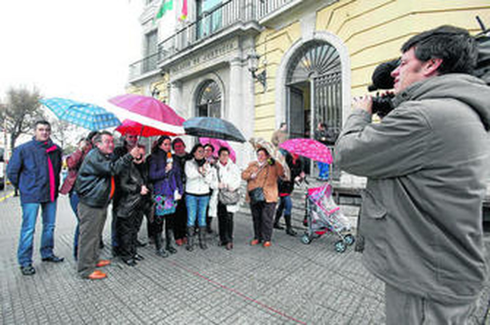 Afectados de la provincia de Cádiz, ante la Audiencia Provincial, son grabados por una televisión.