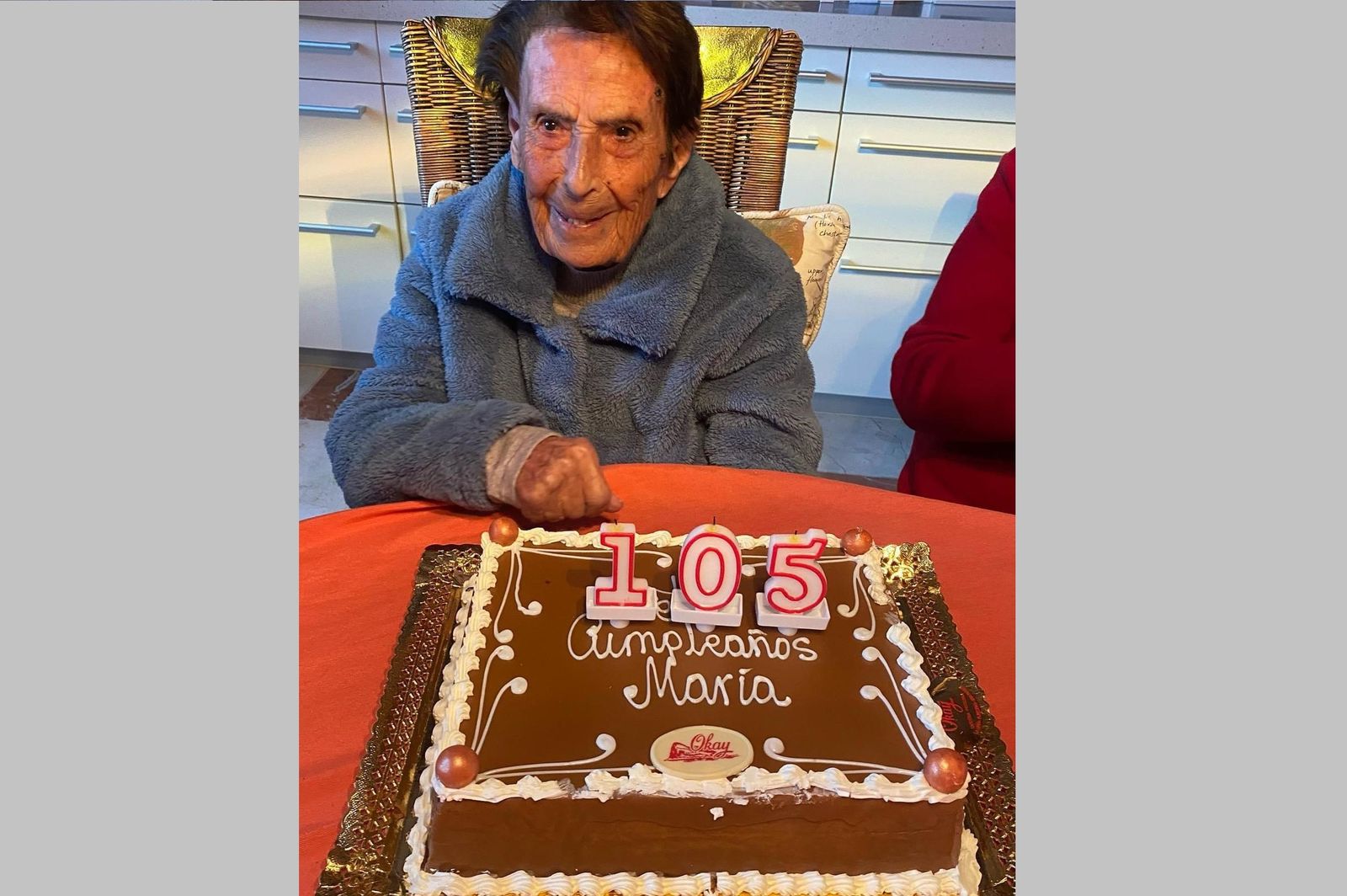 María Zalea junto a su tarta de cumpleaños.