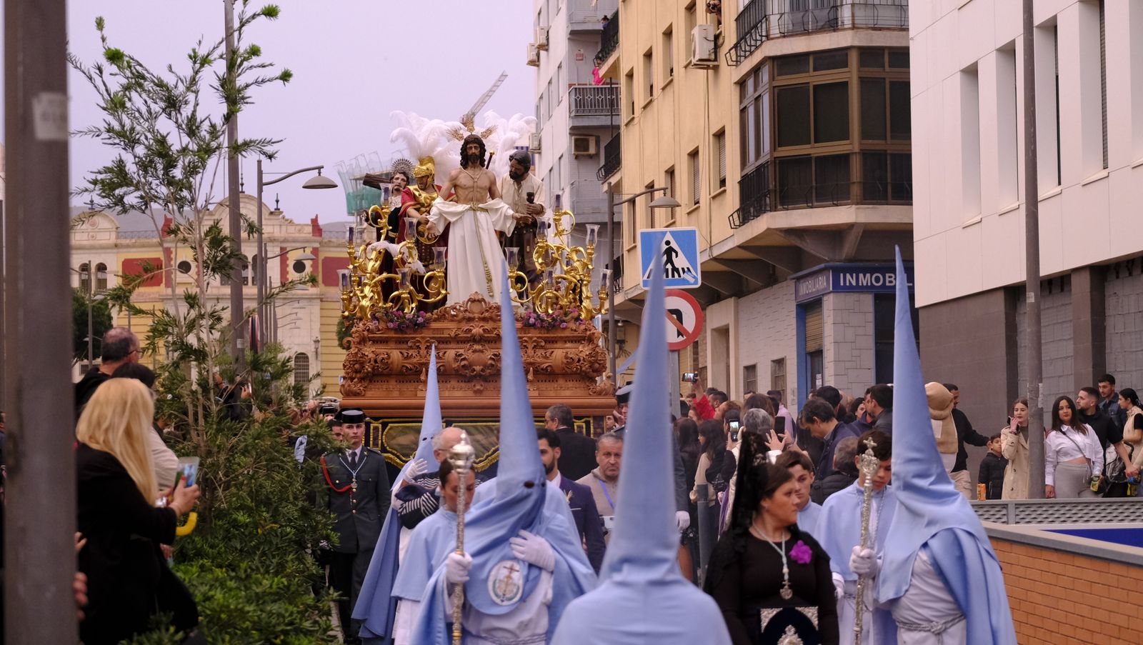 La Procesión de Los Ángeles de sobrepuso a la lluvia, en imágenes