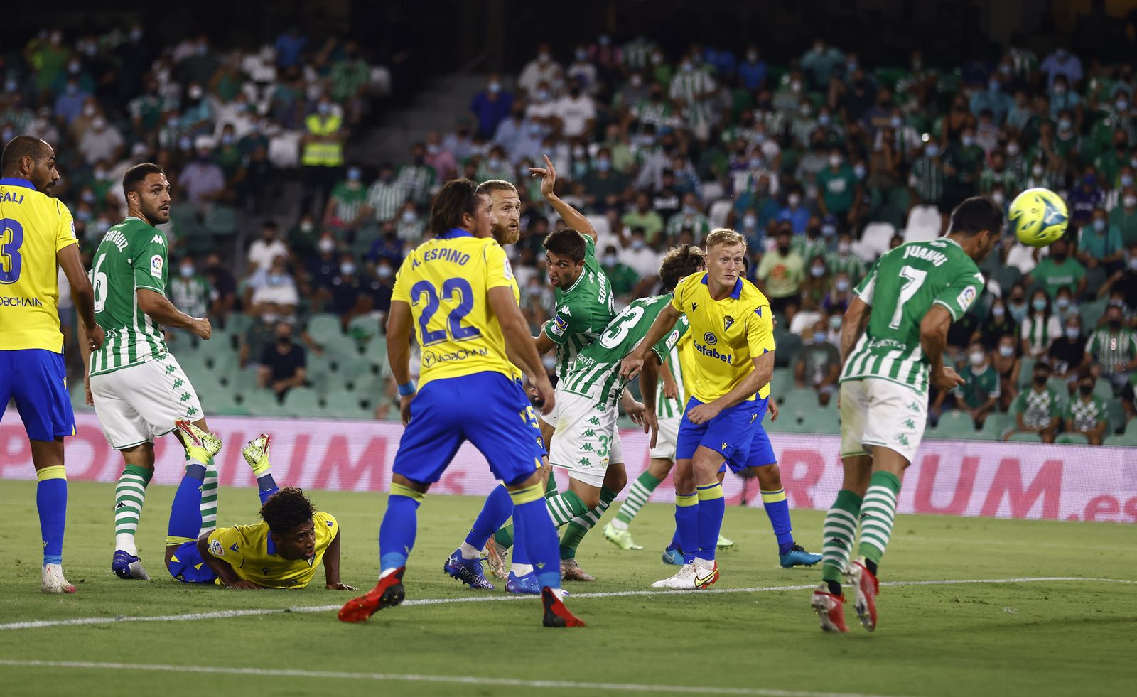 Juanmi marca de cabeza el gol del empate del Betis.