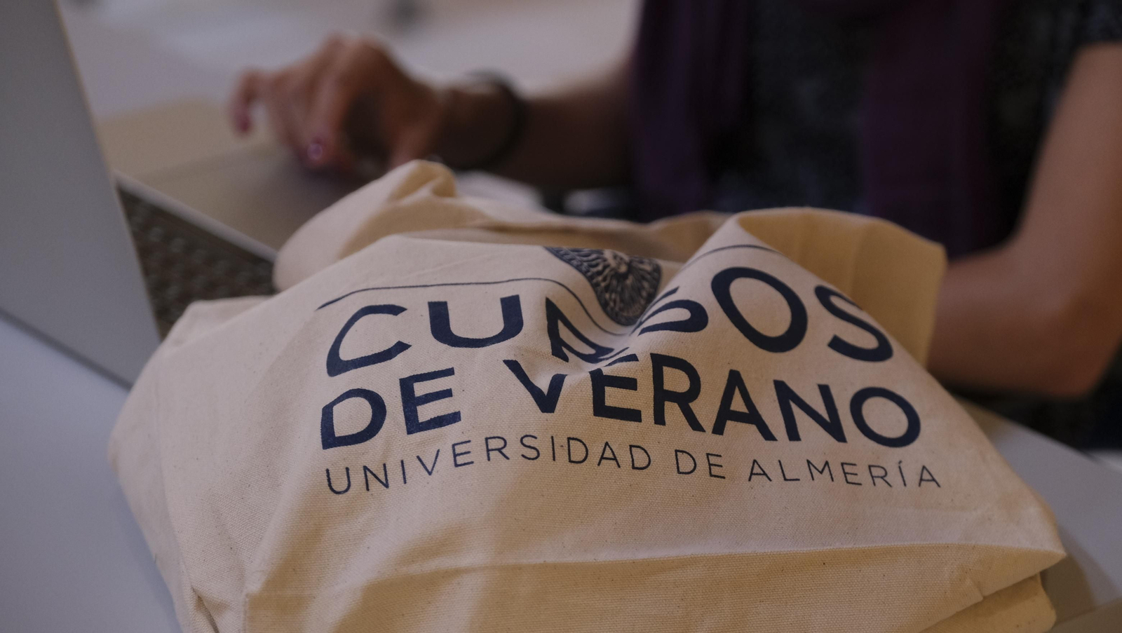 Fotogalería inicio XXII Cursos de Verano de la Universidad de Almería. Roquetas de Mar.