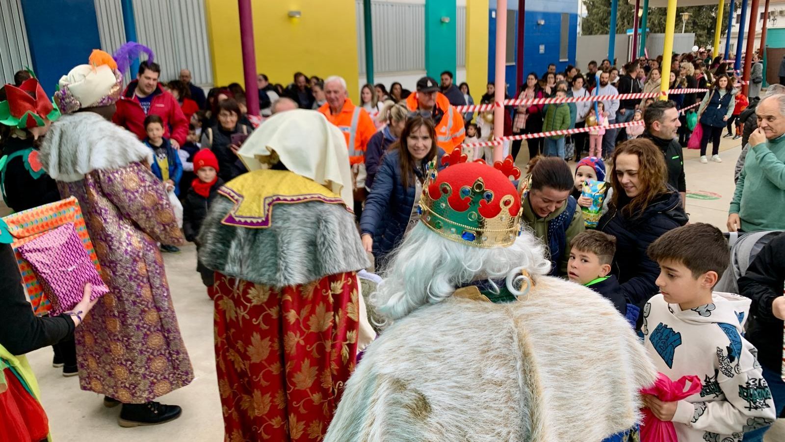 Reparto de juguetes en Huétor Tájar