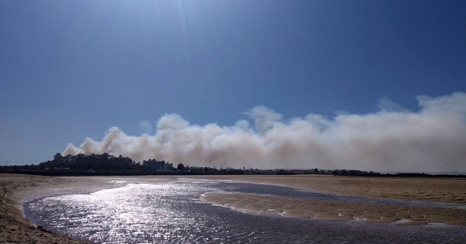 Imagen de la columna de humo del incendio en Isla Canela.