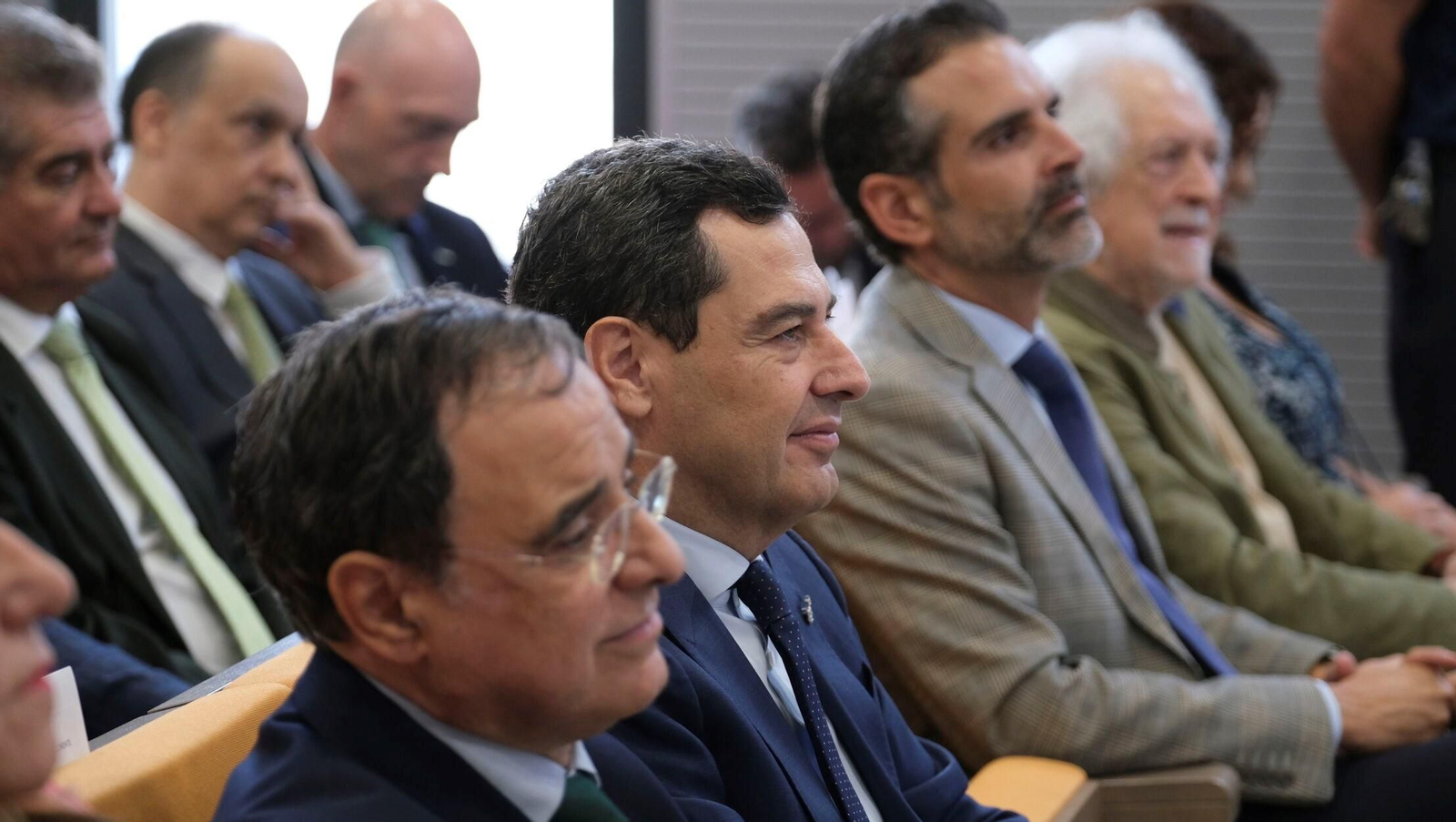 Juanma Moreno durante el acto institucional de reconocimiento al andalucismo en la Universidad de Almería.