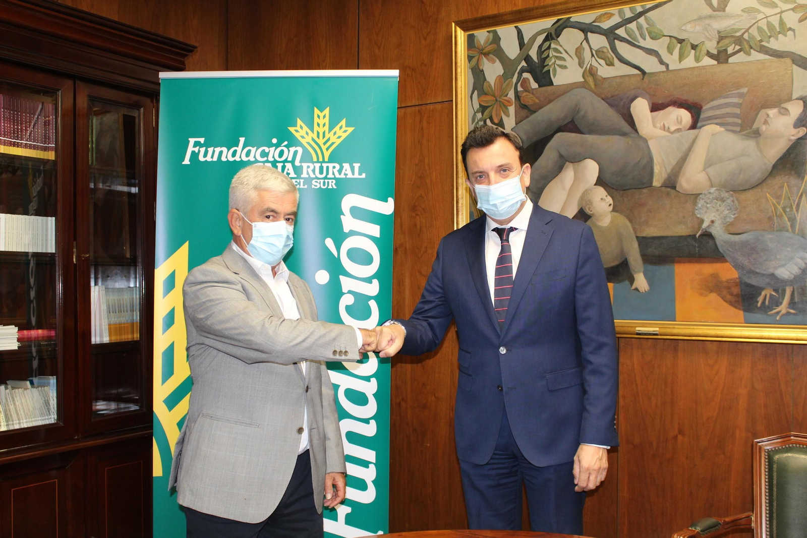 Alberto Garrocho y Emilio Ponce tras la firma del acuerdo.