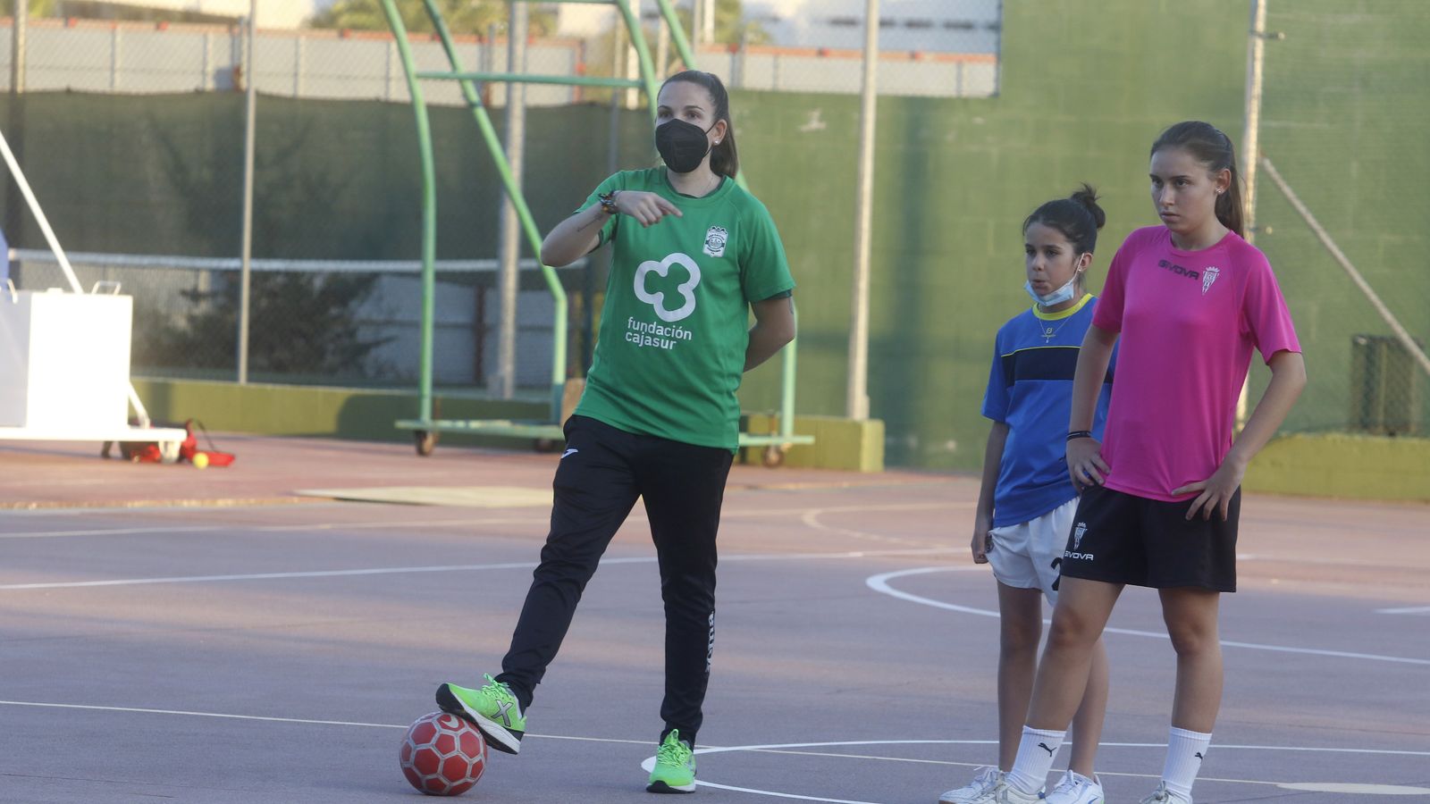 Inma Sojo hace indicaciones durante un entrenamiento.