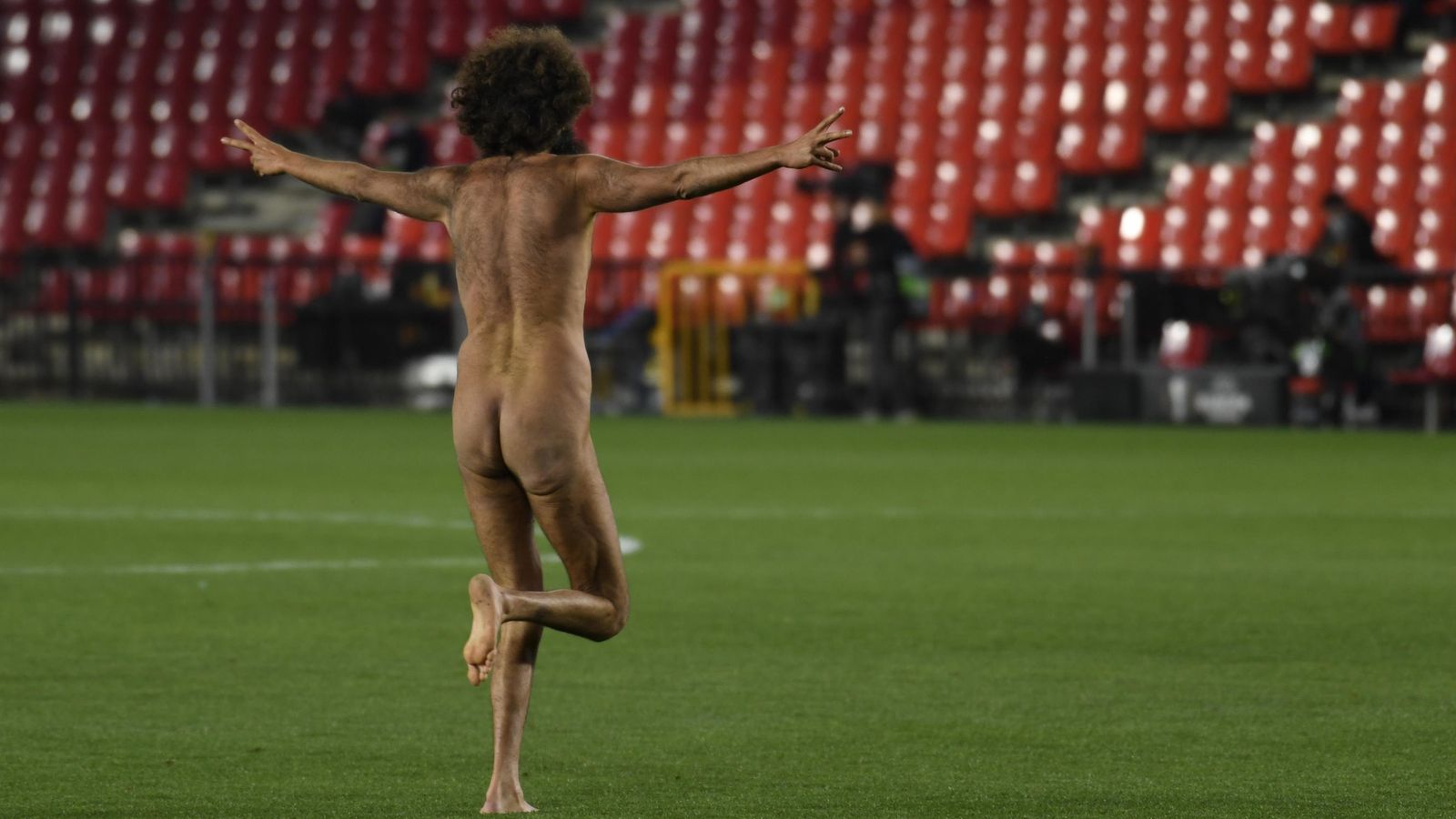 Otra perspectiva de Olmo, en su aparición 'estelar' en Los Cármenes.