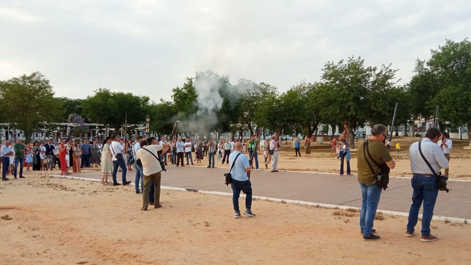 La Asociación de Trabuqueros de Almonte realizando las salvas.