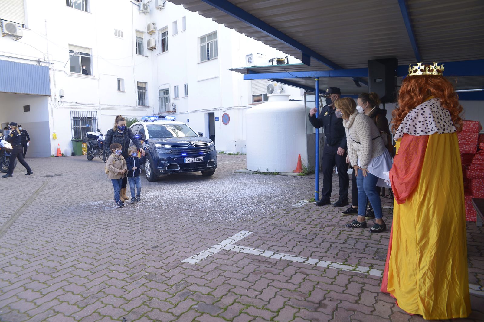 Fotos de la entrega de juguetes a familias por la CNP.