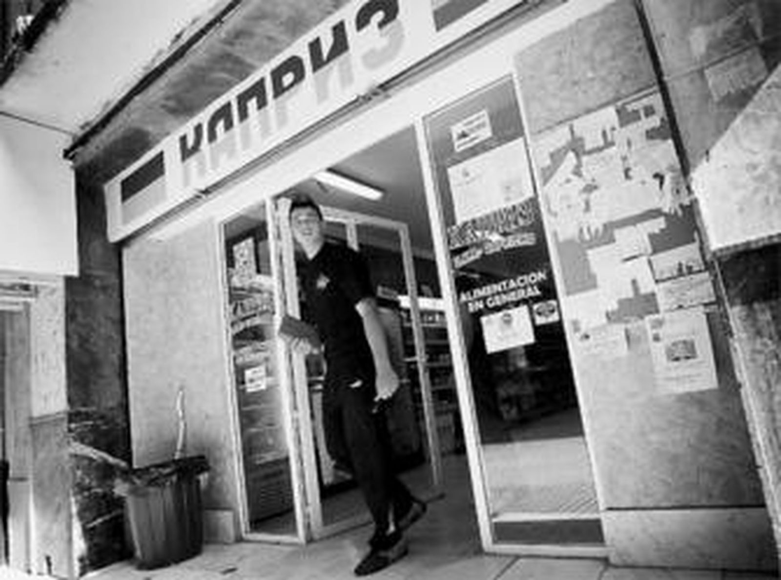 Un cliente salía ayer del supermercado ucraniano que fue clausurado en la capital.