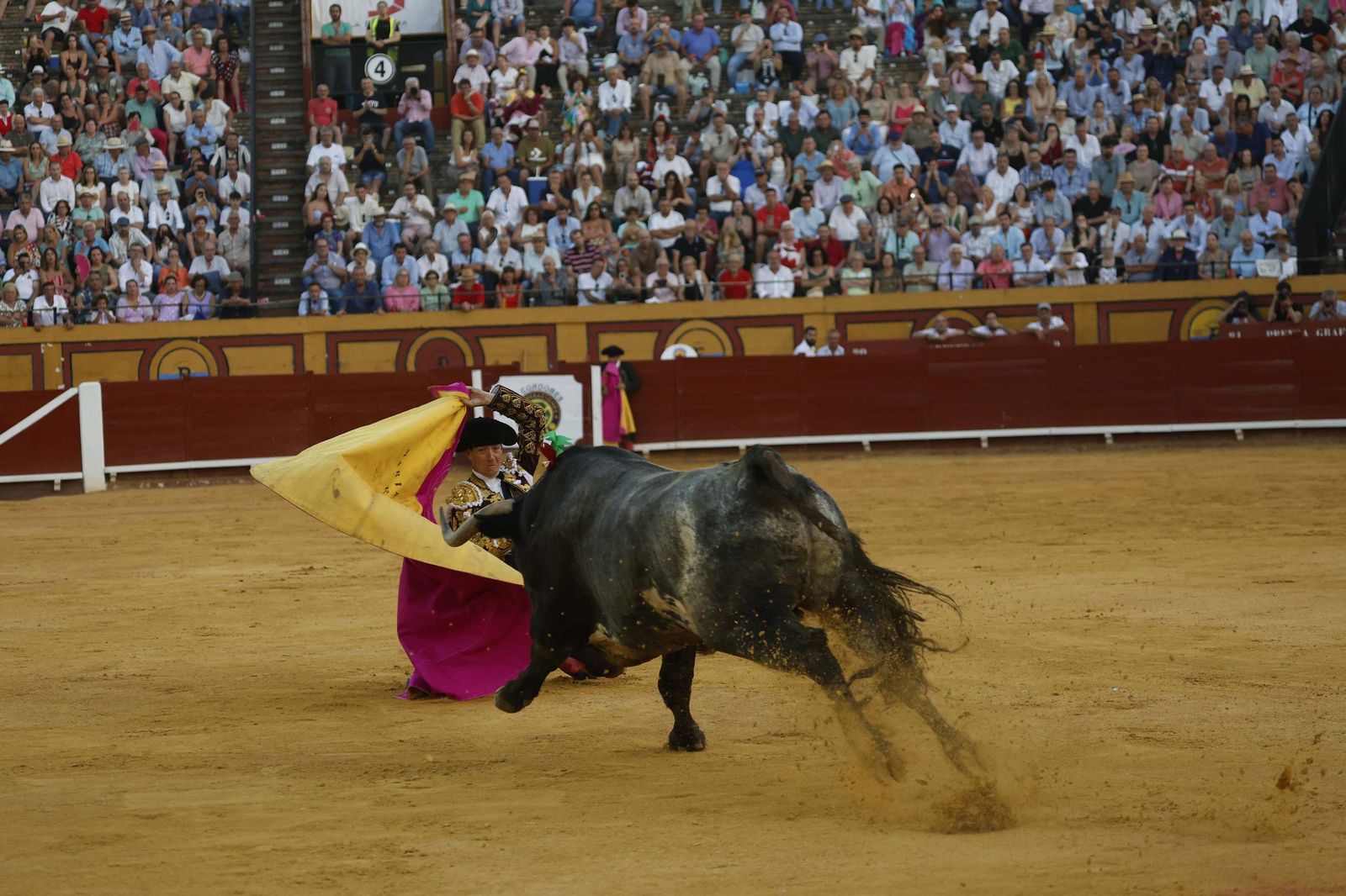 Una decepcionante corrida de Miura con Esaú Fernández a hombros cierra Algeciras