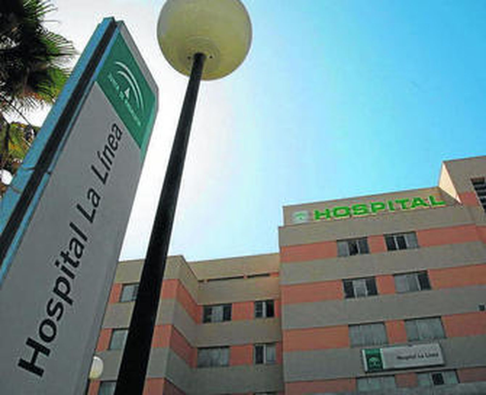 Fachada del hospital de La Línea, en imagen de archivo.