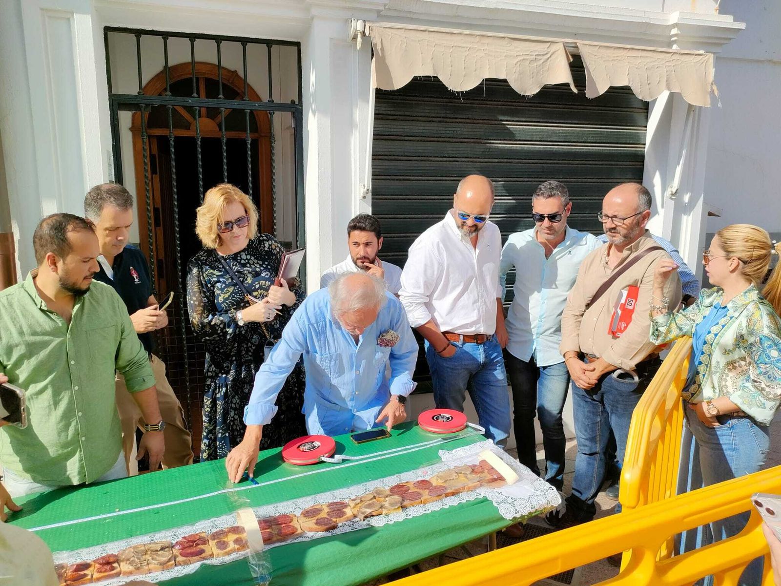 Fotos de la tosta ibérica de más de 150 metros preparada en Los Barrios