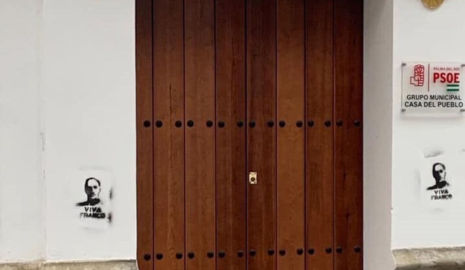 Pintadas franquitas en la fachada de la sede del PSOE de Palma del Río.