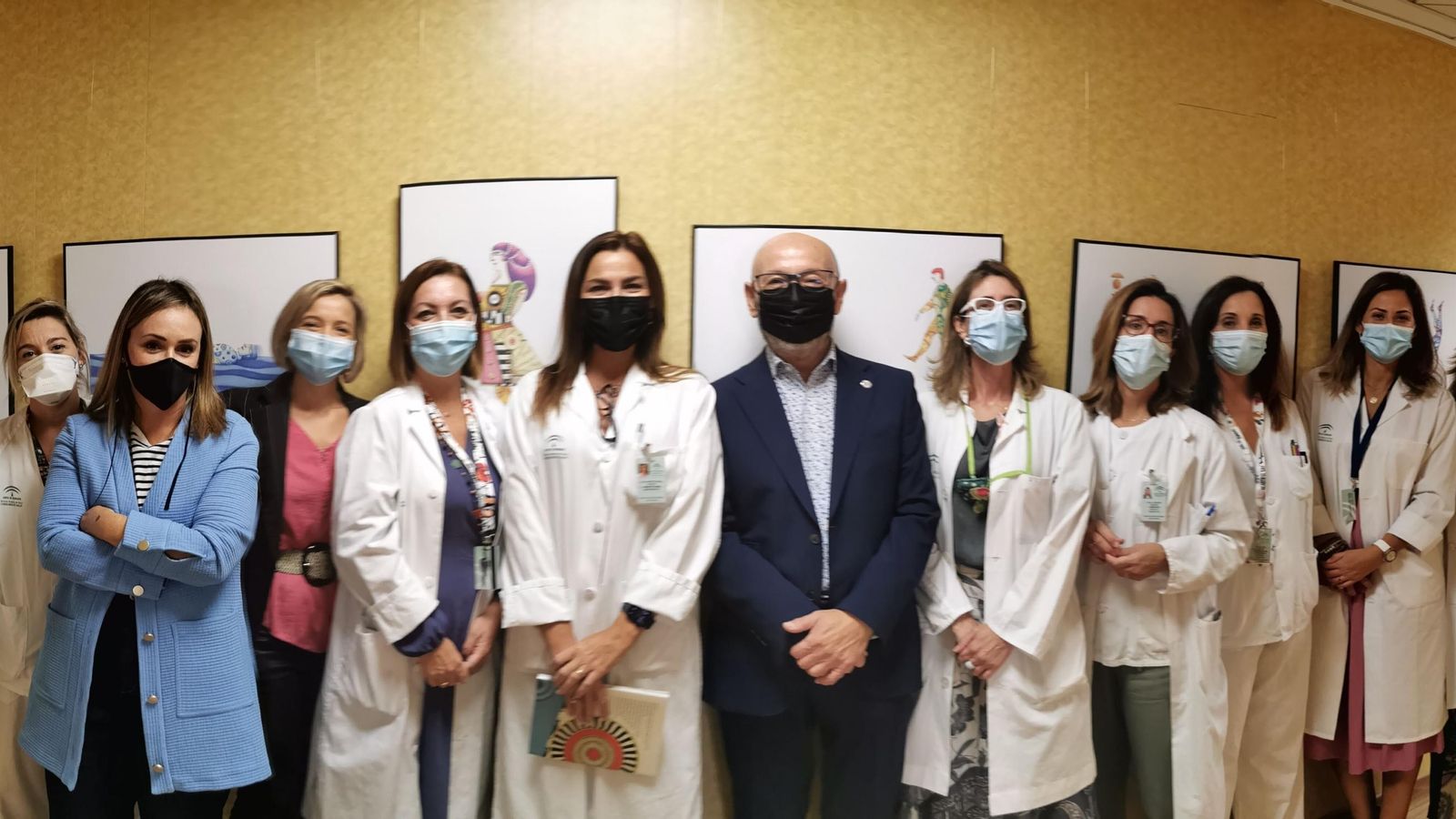 Acto de presentación con la directora gerente del Valme, Mª Jesús Pareja, en el centro junto al presidente de ACCU-Sevilla, José Luís Rodríguez, acompañados de integrantes del equipo directivo y profesionales de especialidades clínicas vinculadas a estas patologías digestivas crónicas.