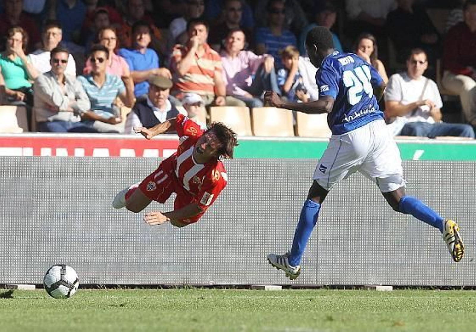 Dura entrada de Keita a Piatti. 

Foto: Miguel Angel Gonzalez