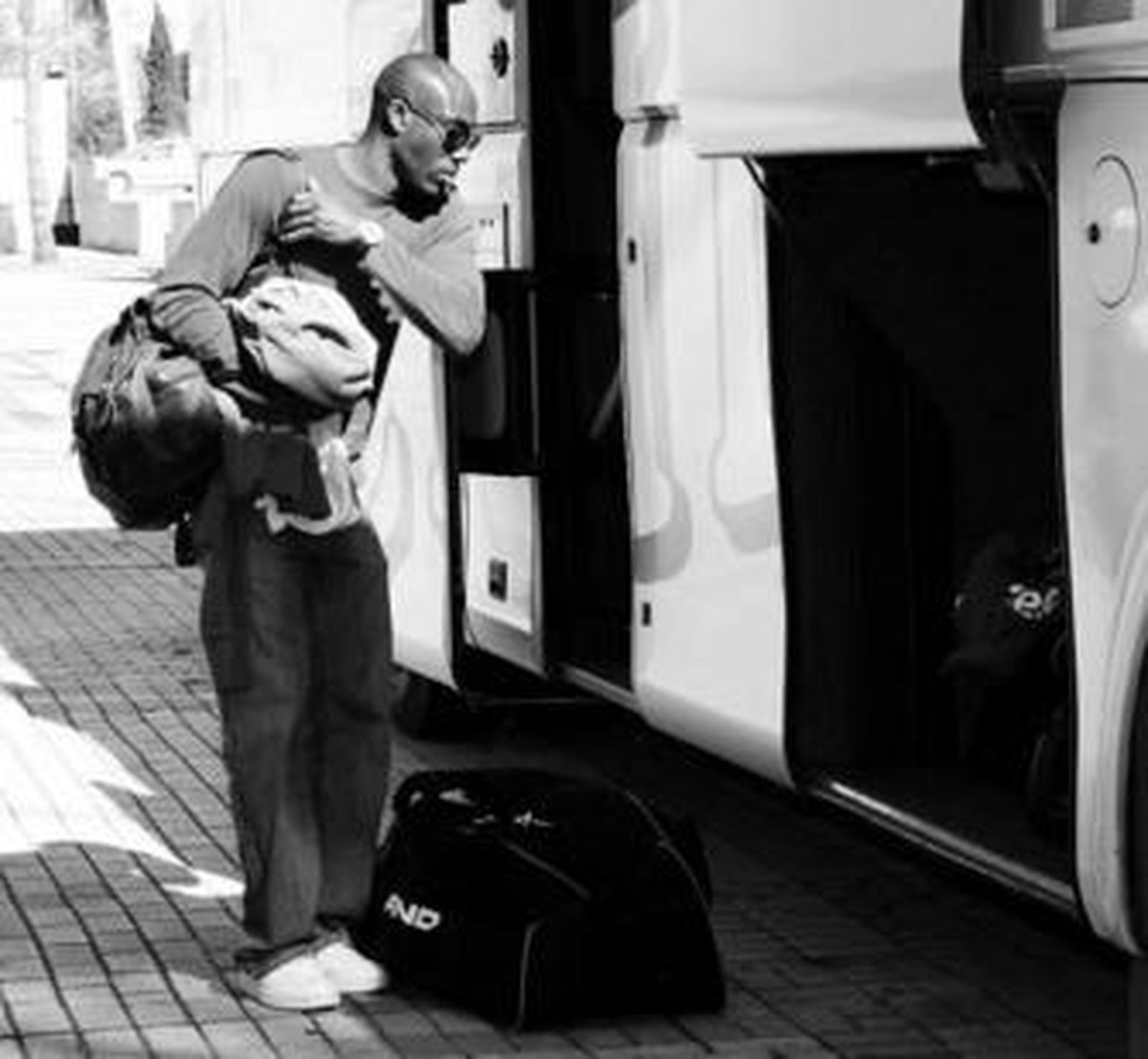 Elmer Bennett guarda la bolsa de viaje en uno de los desplazamientos cajistas.