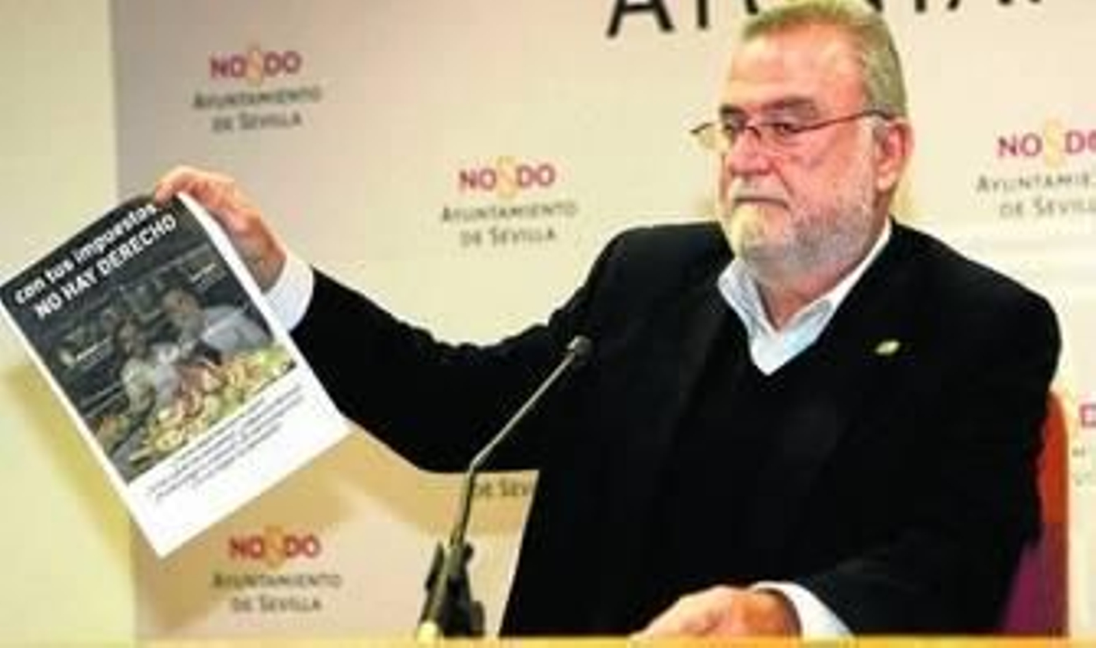 Antonio Rodrigo Torrijos (IU) exhibe el jueves uno de los pasquines anónimos que denuncian que la mariscada se pagó con fondos públicos.