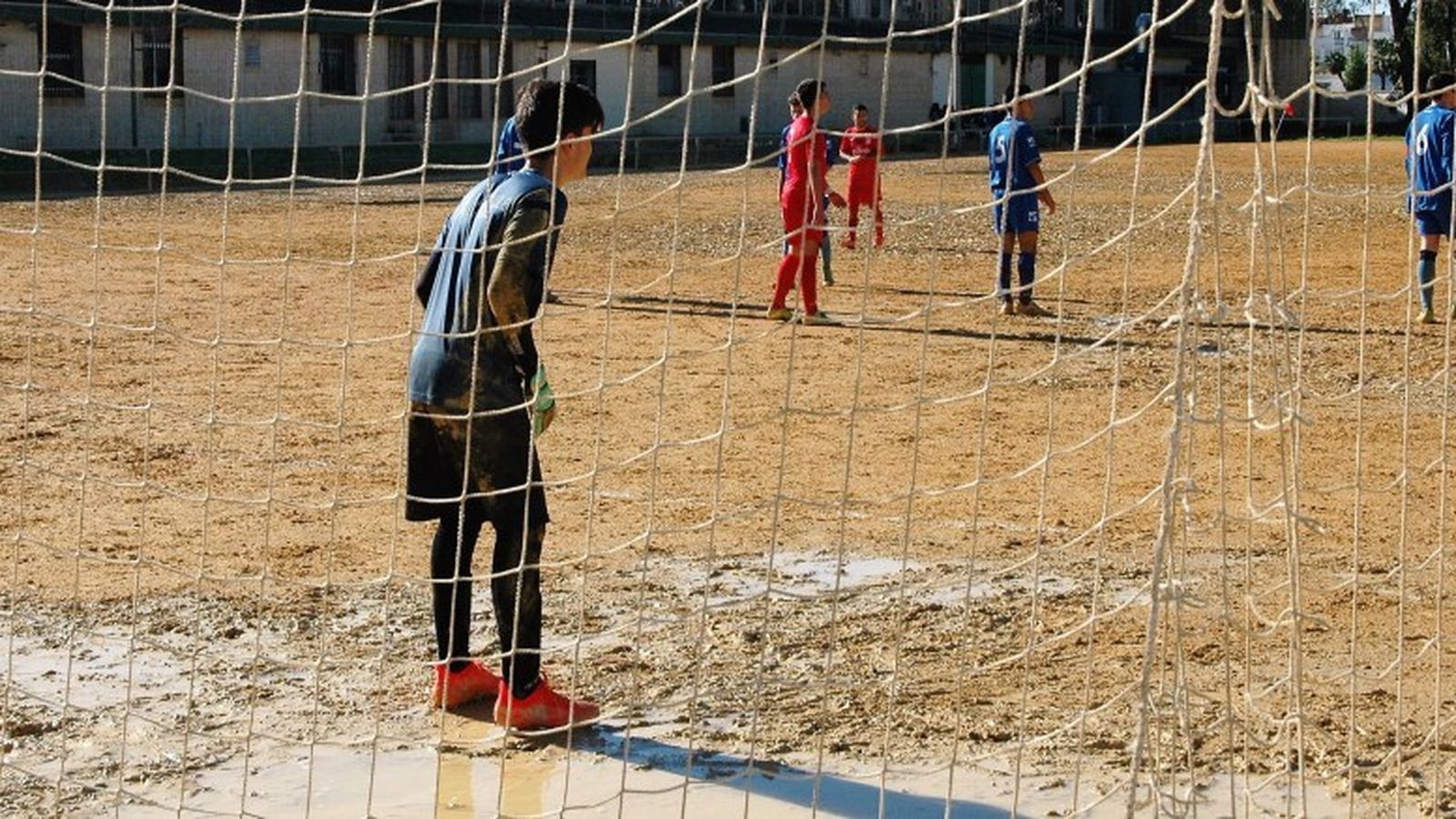 Campo de tierra del IES Virgen del Carmen durante uno de los últimos encuentros que se disputaron.