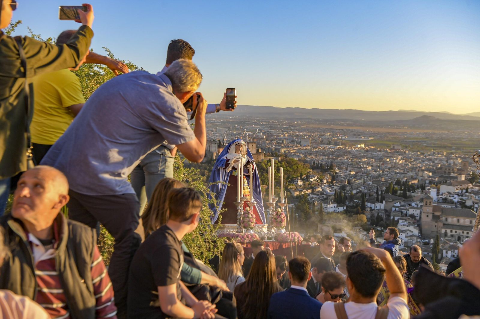 Galería: La Estrella sube en vía crucis al Cerro de San Miguel