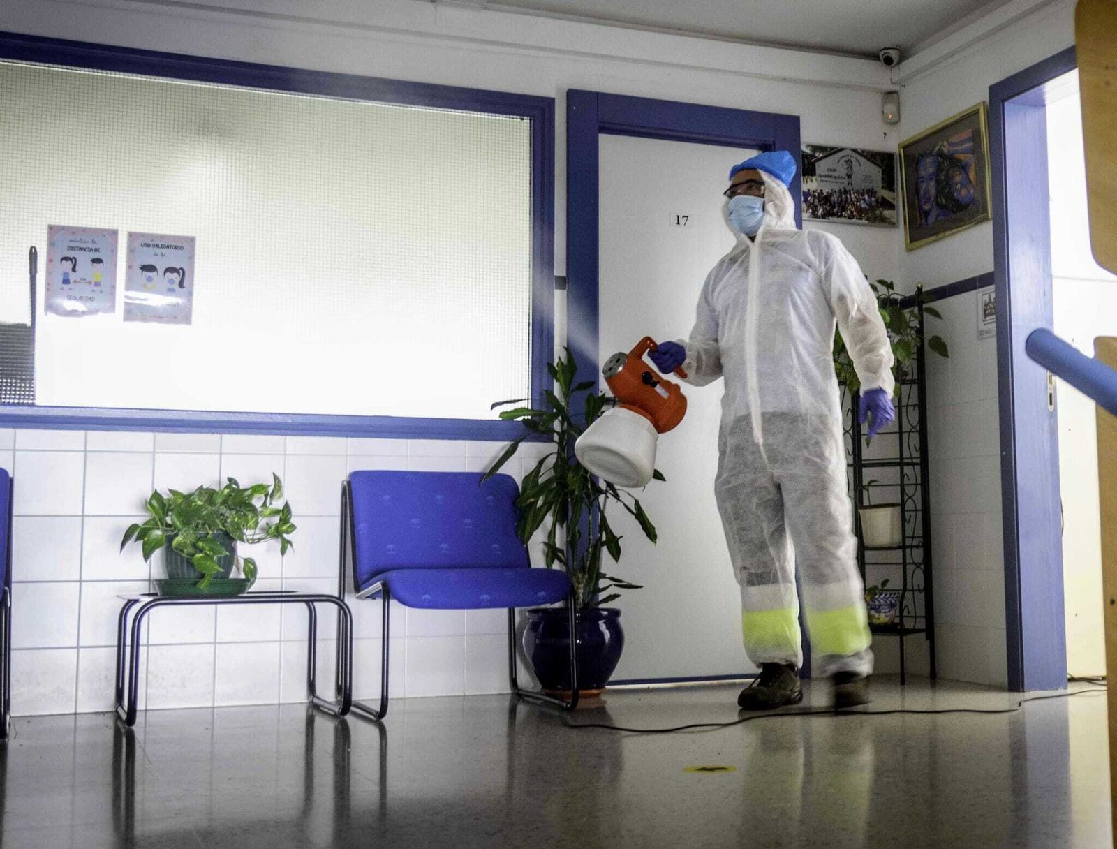 Tareas de desinfección en el CEIP Guadalquivir de Sanlúcar.