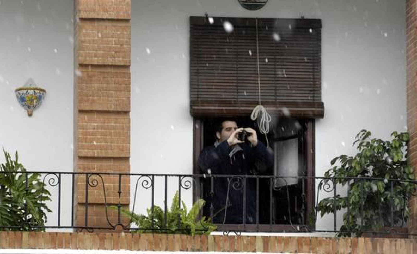 Un hombre saca fotos de la nieve.

Foto: Juan Carlos Muñoz, Manuel Gómez, Antonio Pizarro