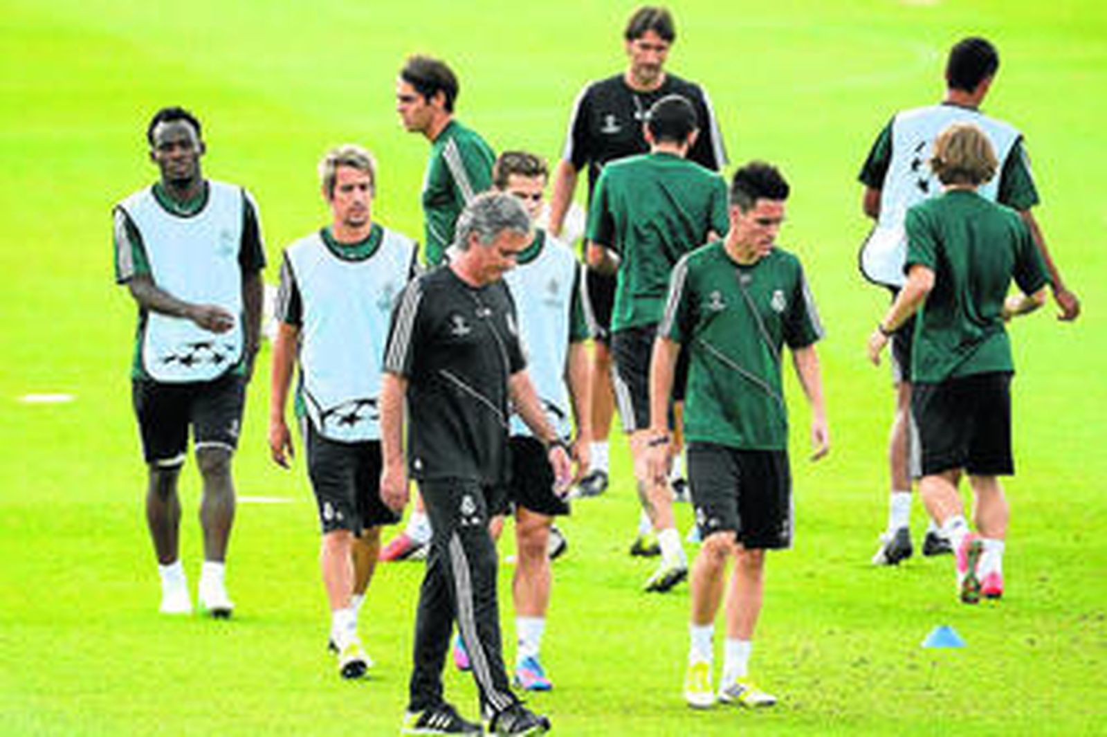 Mourinho, cabizbajo, da por finalizado el entrenamiento de ayer en Valdebebas