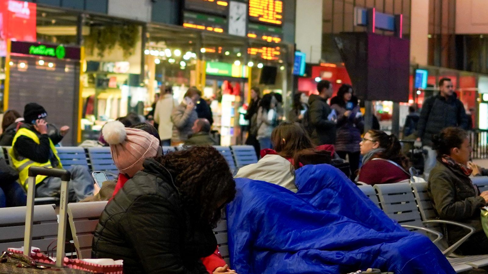 Numerosos pasajeros se agolpan en la estación de Santa Justa tras la suspensión de la circulación ferroviaria por el accidente de Adamuz.