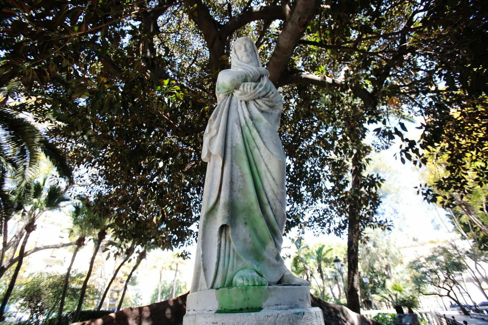 La estatua que representa el invierno, se encuentra junto al callejón del Tinte y tiene una pintada.