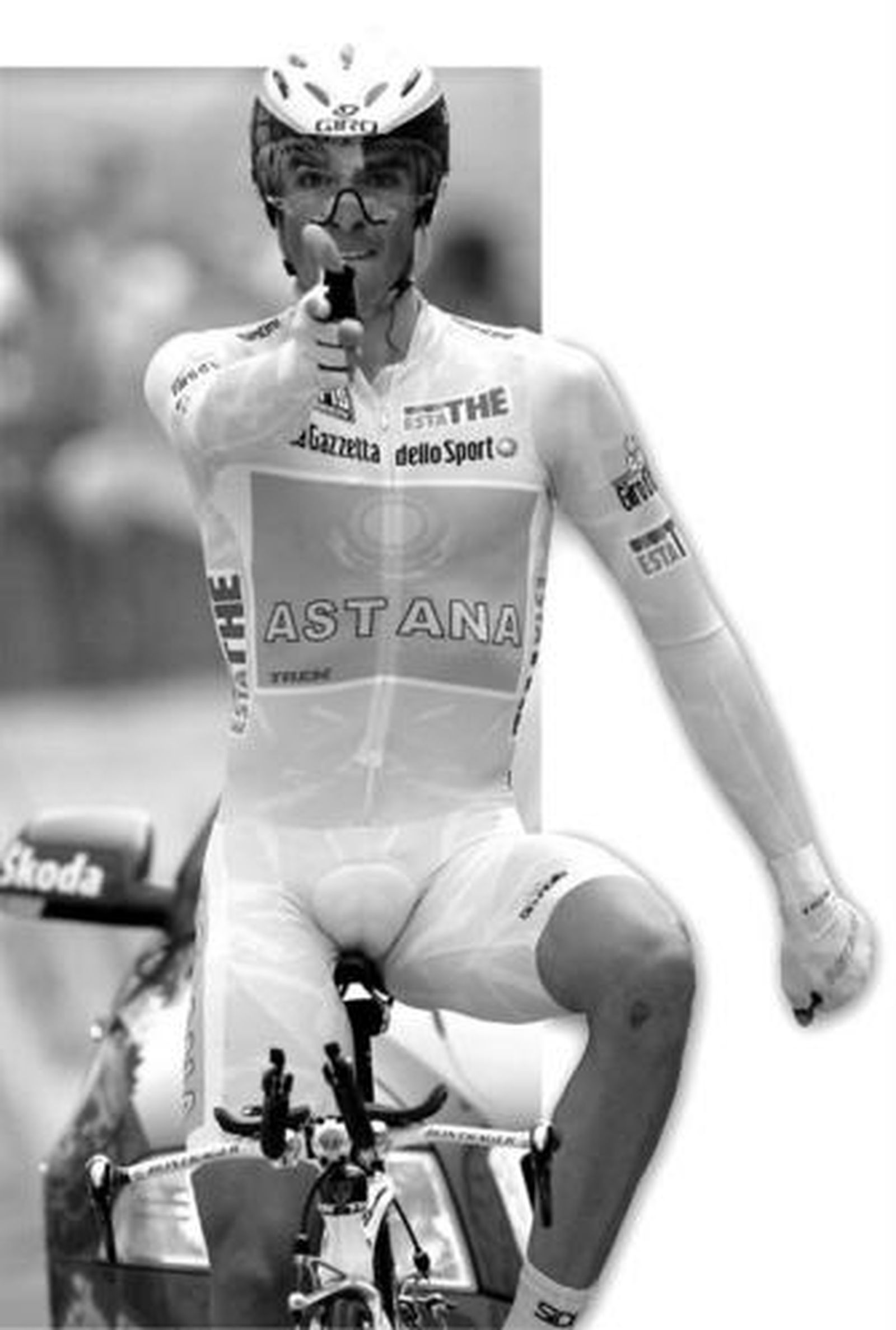 Alberto Contador hace un gesto de ganador al cruzar la meta de la última contrarreloj del Giro con final en Milán.