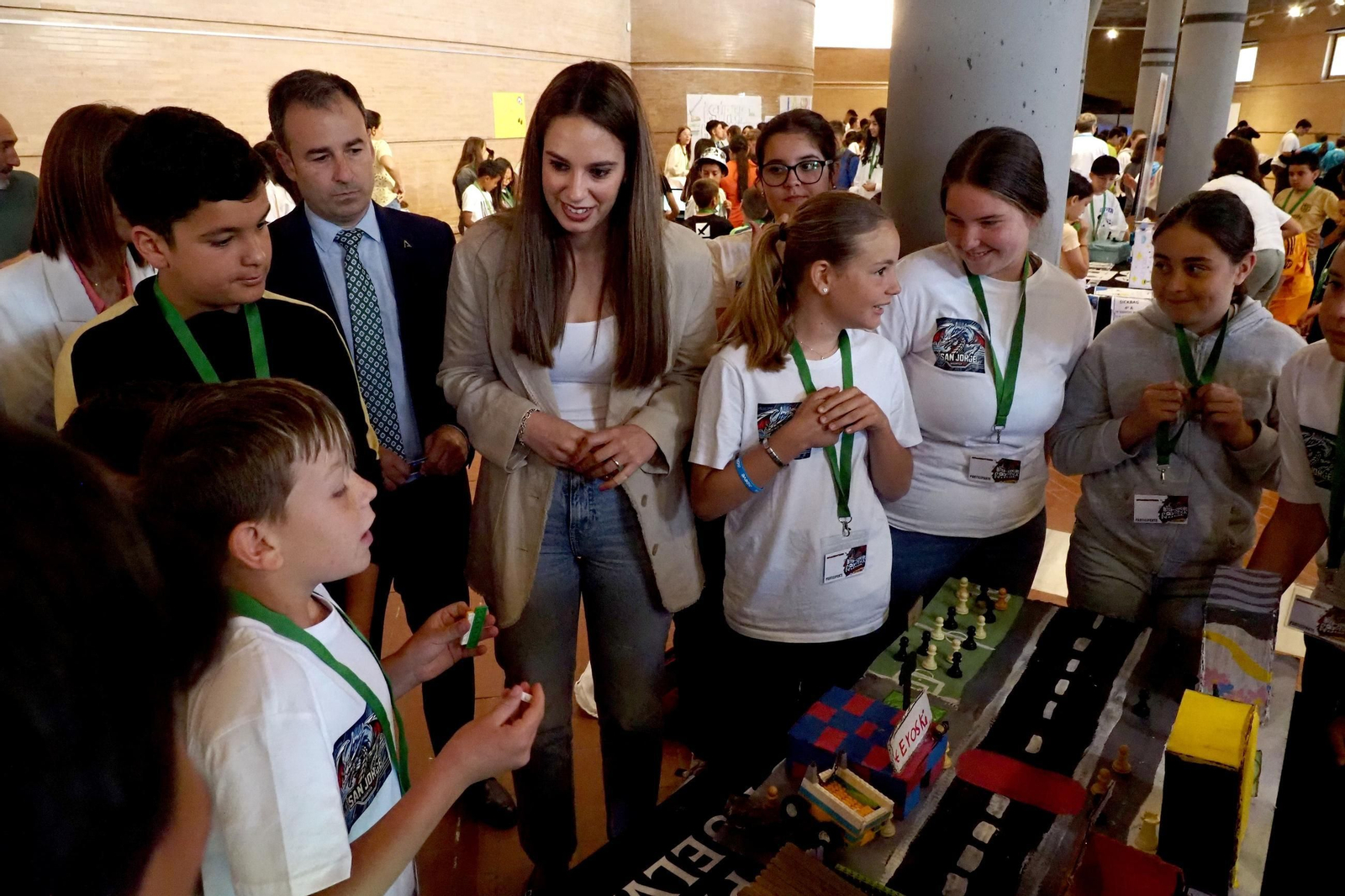 Carlos Soriano y Milagros Romero con algunos de los alumnos participantes en el concurso.