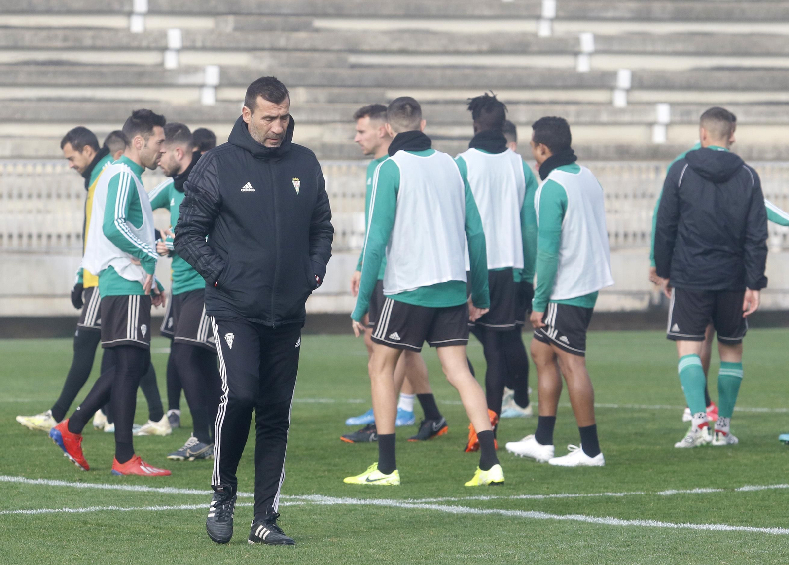 Raúl Agné aguarda el calentamiento de sus jugadores para empezar un entrenamiento en la Ciudad Deportiva.