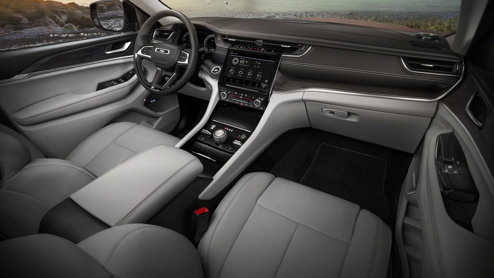 El diseño del interior difiere del conocido del Grand Cherokee tras su restyling. La pantalla central da soporte al sistema de infoentretenimiento Uconnect 5.