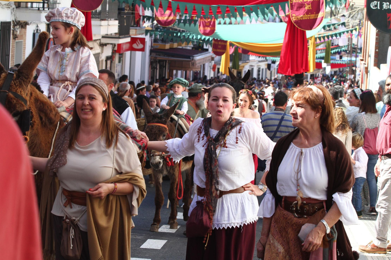 Imágenes del desfile de la XIX Feria Medieval del Descubrimiento, en Palos de la Frontera