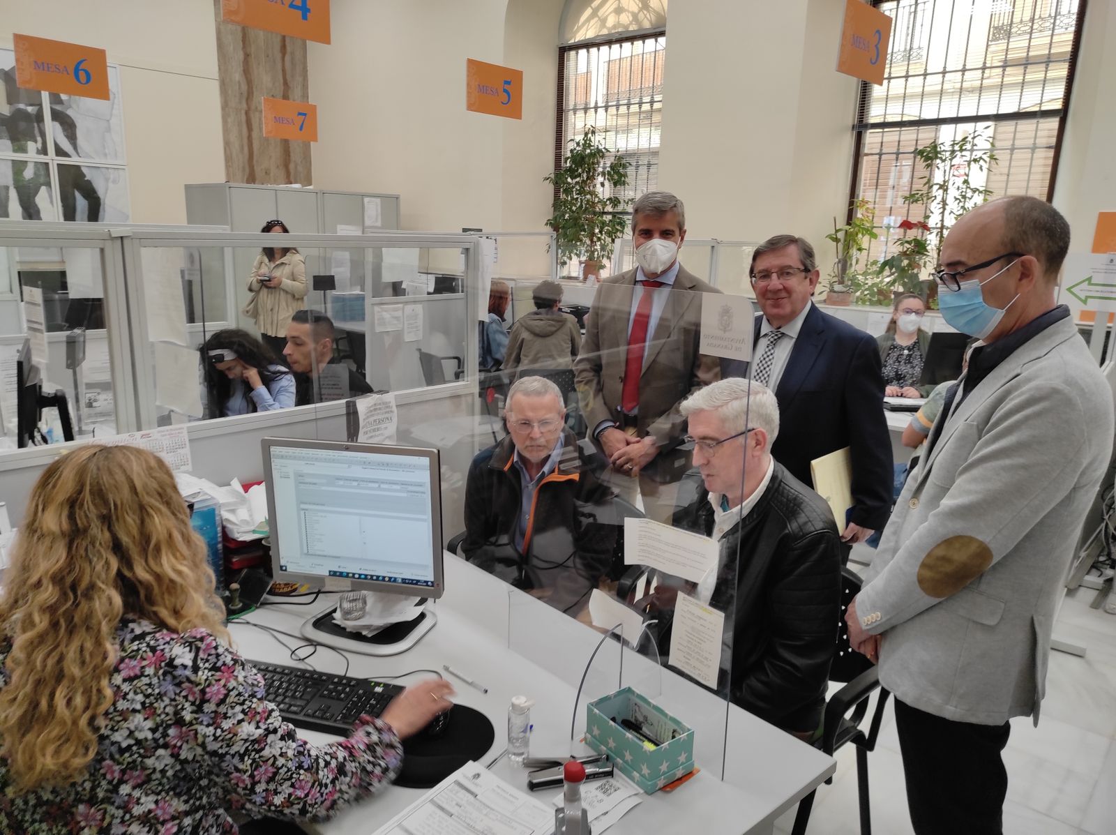 Momento de la entrega de firmas de los vecinos de Zaidín-Campus acompañados por los concejales del PP
