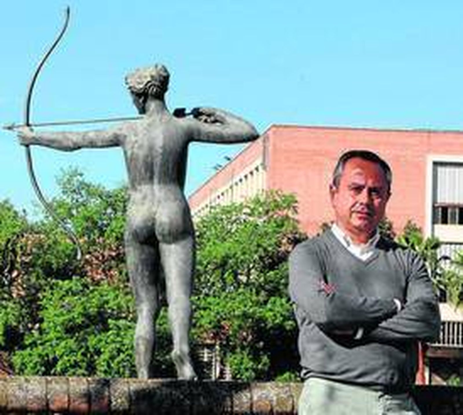 Ricardo Suárez junto a su Diana Cazadora.