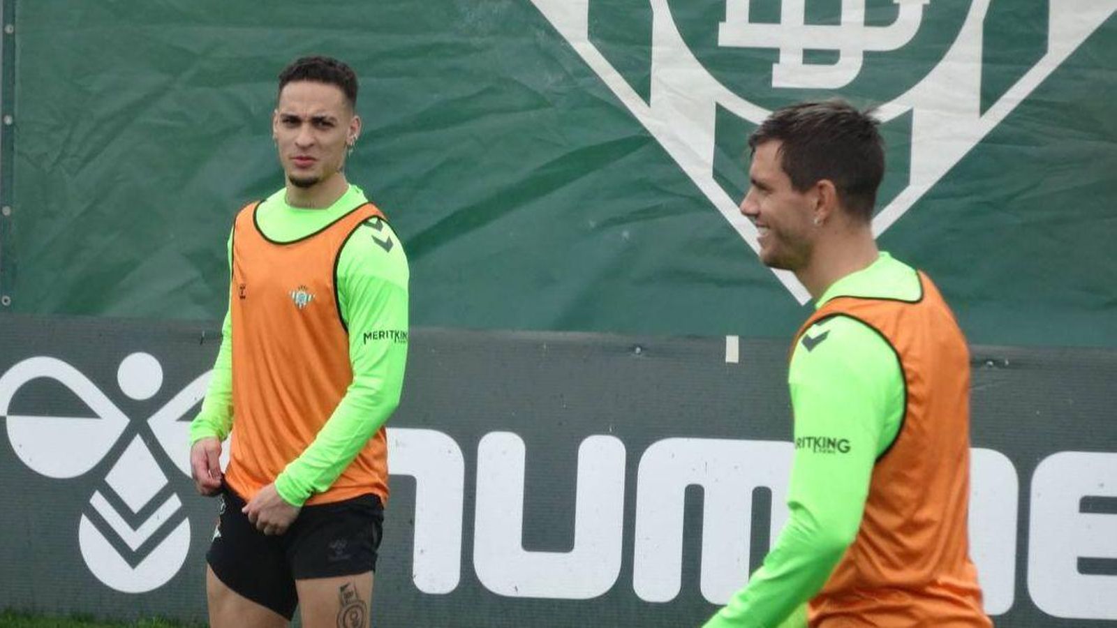 Antony y Lo Celso entrenan con el Betis con la ausencia de Iker Losada