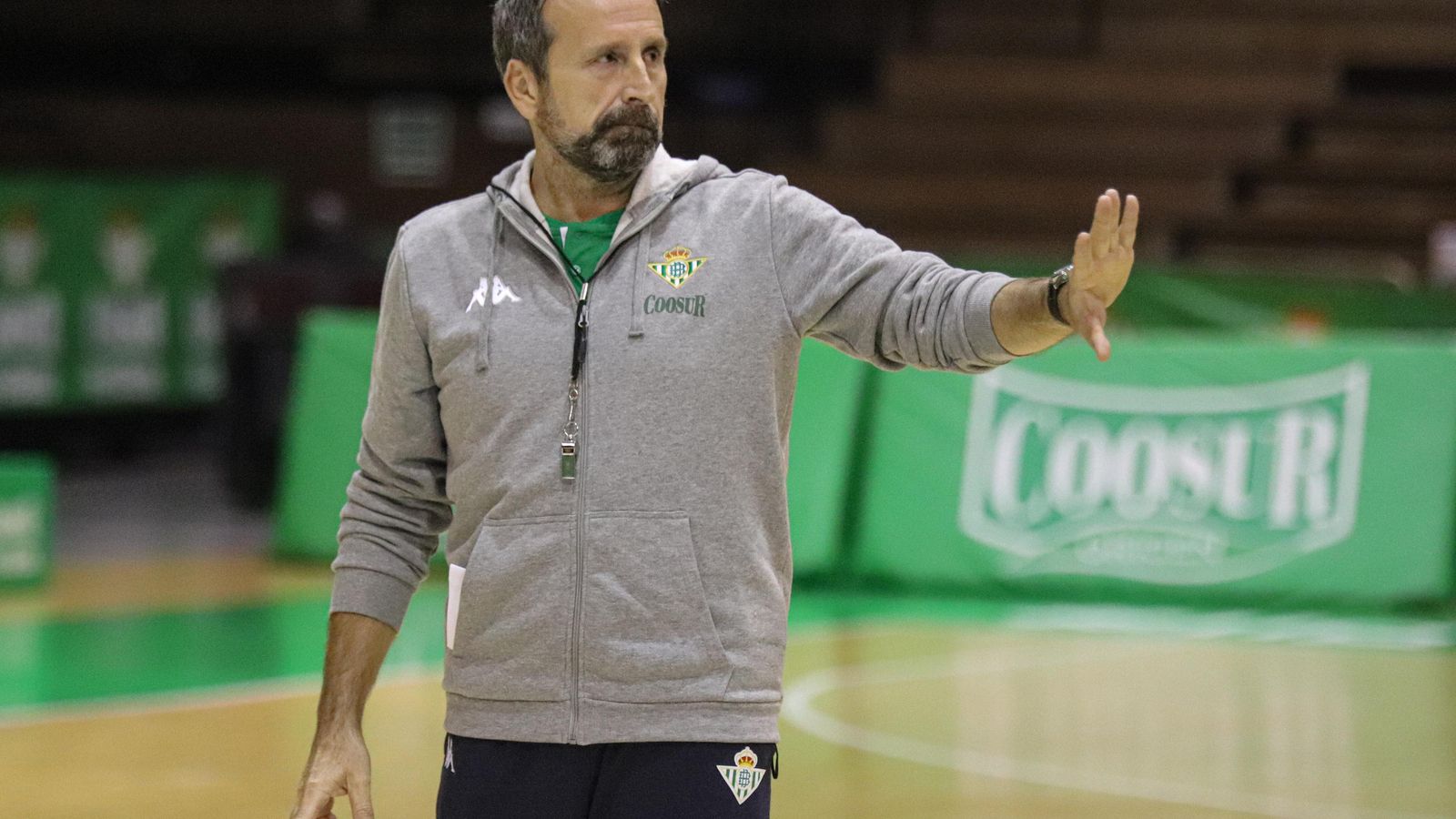 Joan Plaza da instrucciones a sus jugadores durante un entrenamiento.