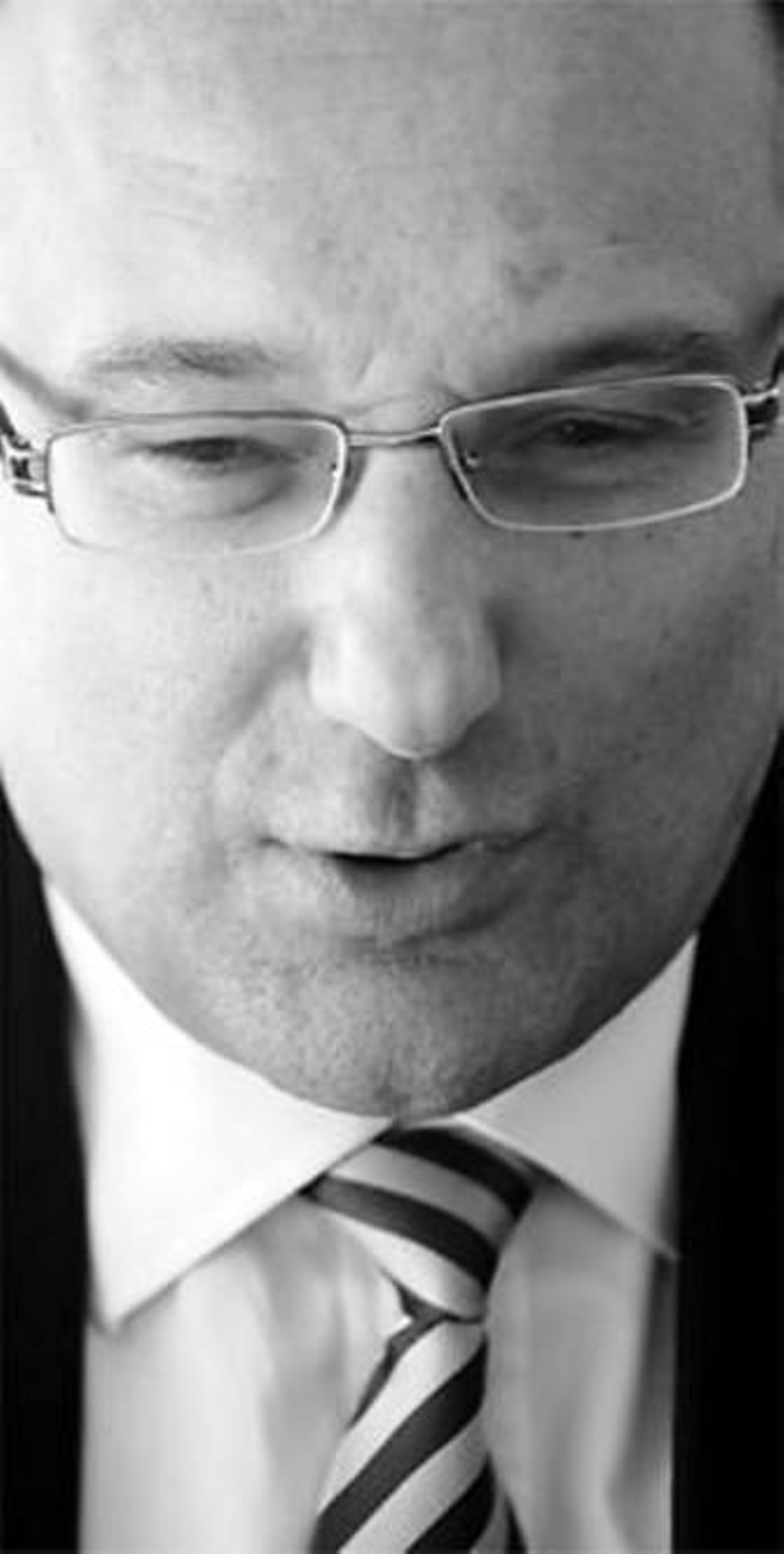 Peter Caruana posa con la Bahía de Cádiz tras él antes de la entrevista.