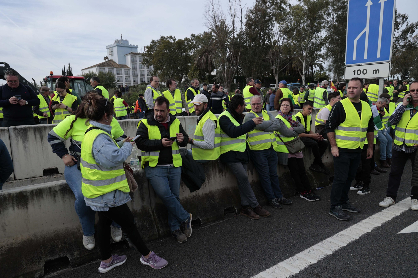 Las imágenes del corte de la A-49 por la protesta de los agricultores
