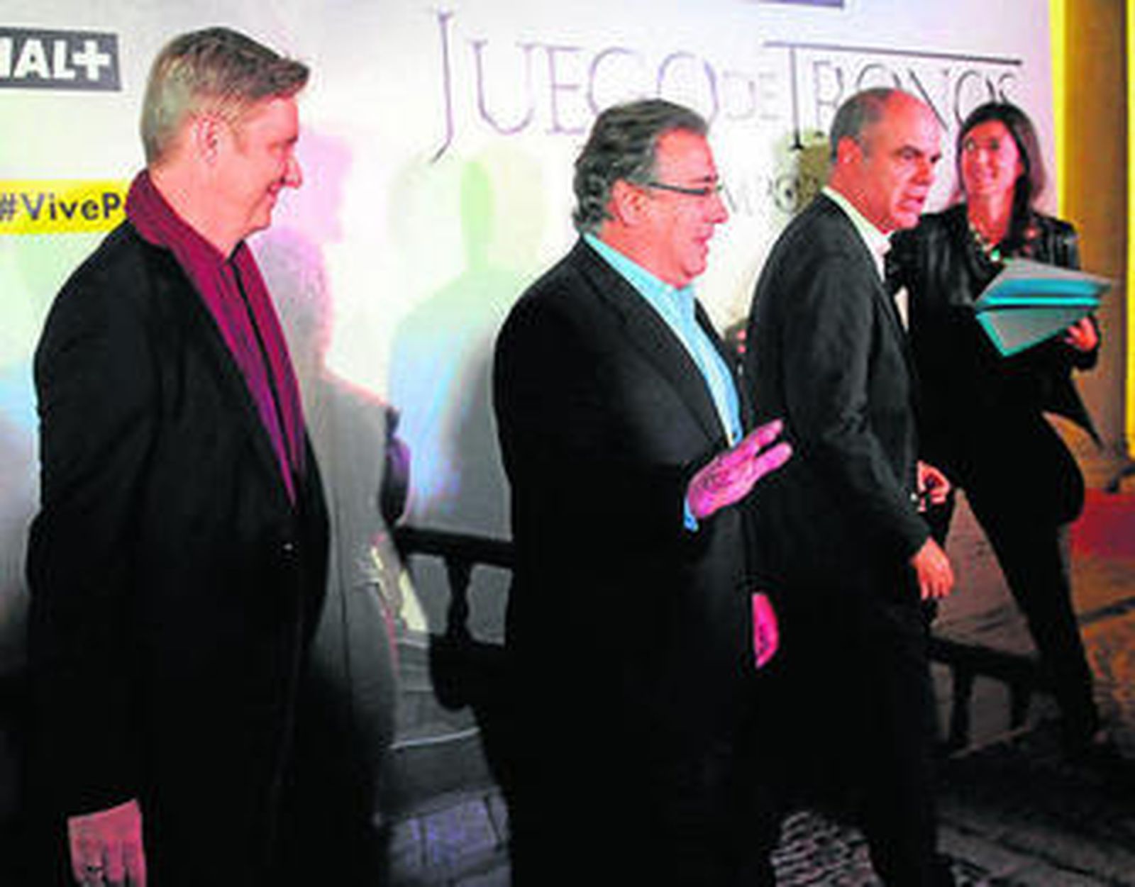 Un momento previo a la proyección en el Salón de los Tapices del Alcázar, con videos promocionales en pantalla.